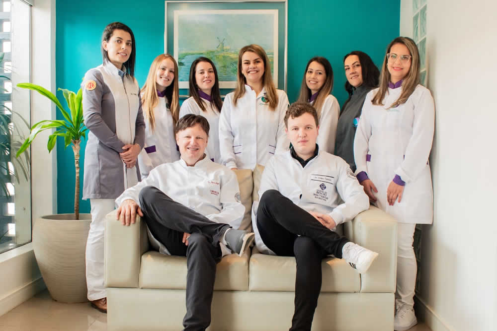 Equipe Oral Ville reunida na recepção da empresa